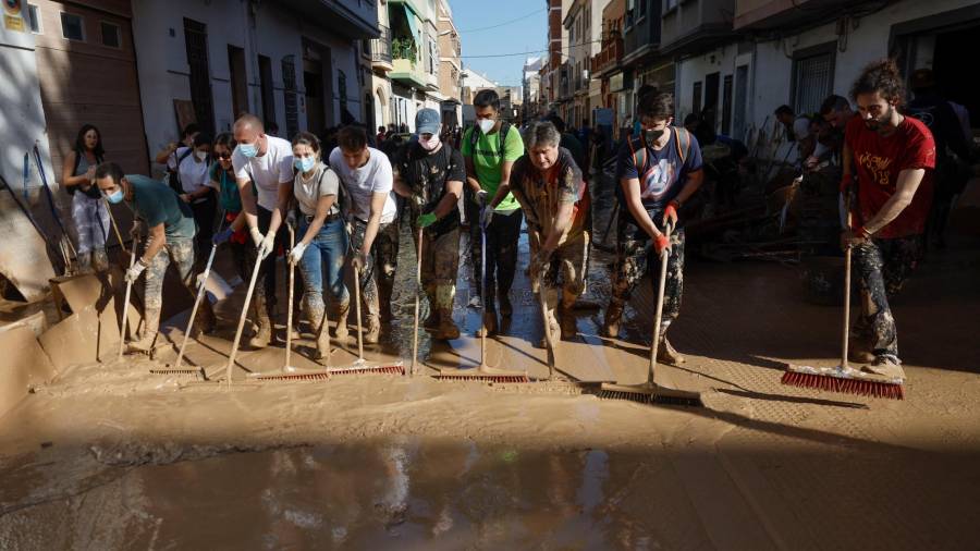 Para aquellos que participan en la limpieza, se pide que se protejan la boca, la nariz y los ojos. Foto: EFE