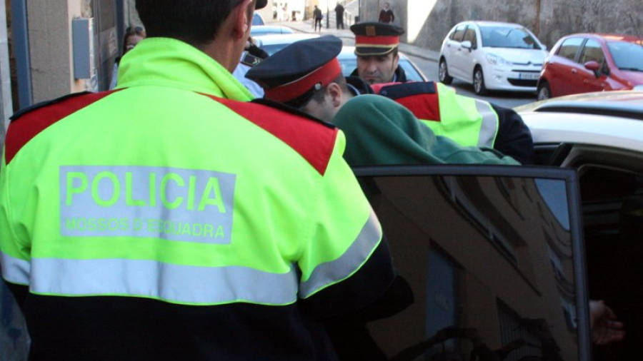 El detingut surt del vehicle policial tapat amb un jersei verd i custodiat pels Mossos d'Esquadra, abans de prestar declaració als jutjats de Valls el 7 de novembre del 2014