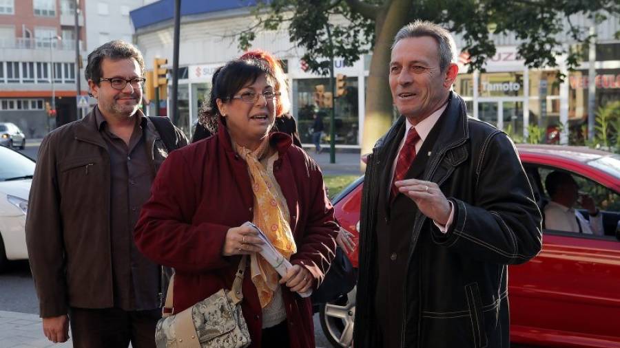 Josep Anglada (dreta), en una imatge d´arxiu davant de les dependències judicials de Reus. Foto: Alba Mariné / DT