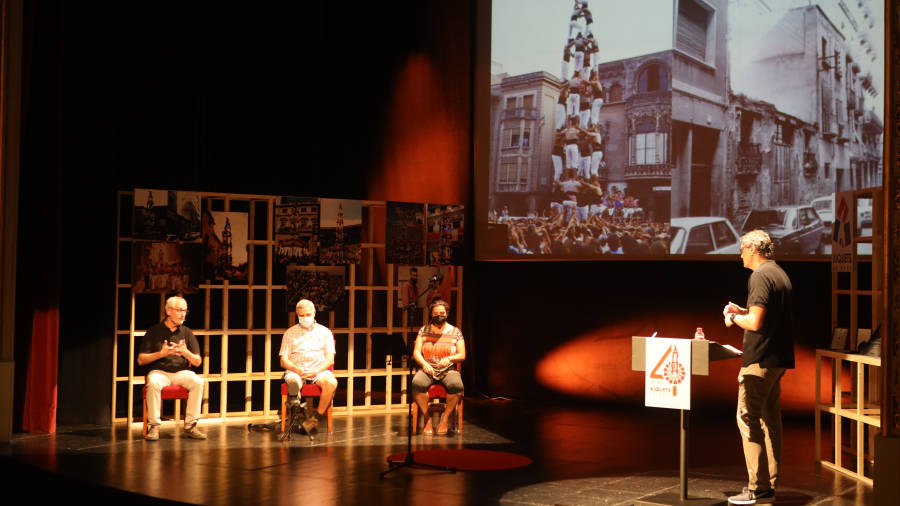 Una de las charlas, en el escenario, sobre la primera etapa de Xiquets. FOTO: ALBA MARINÉ