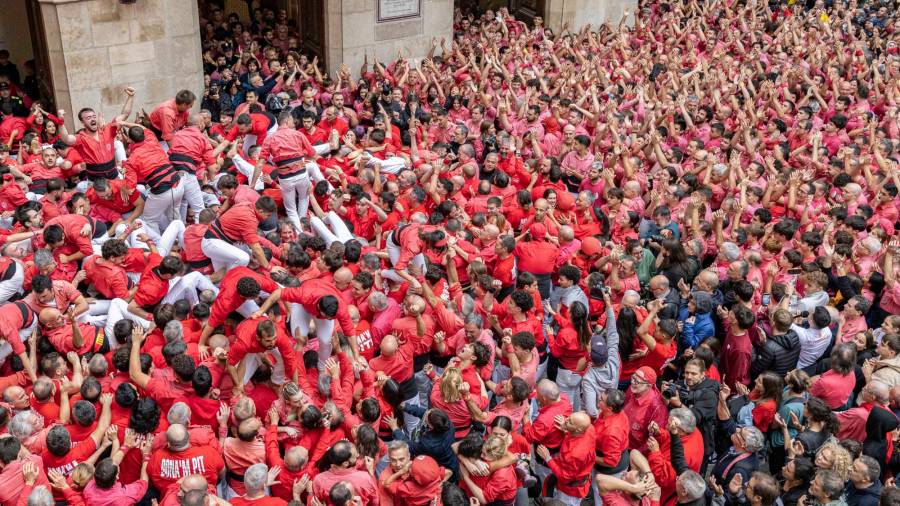 Eufòria entre la Joves, després de carregar el 3d10fm, que la Vella va aplaudir. FOTO: ÀNGEL ULLATE