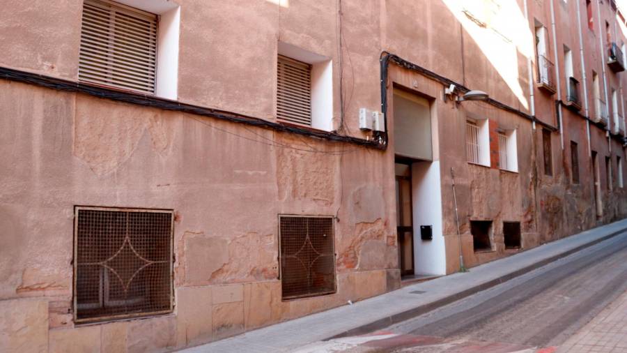 Edificio de la calle de la Muralla del Castell de Valls que sufrió el derrumbe parcial de un piso. Foto: ACN