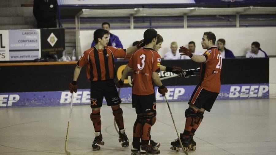 Los jugadores rojinegros, celebrando un gol en una imagen de la pasada semana en la CERS. Foto: Alba Mariné