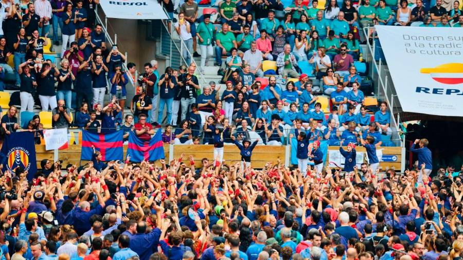 La canalla dels Capgrossos miren al cel. Foto: Alba Mariné