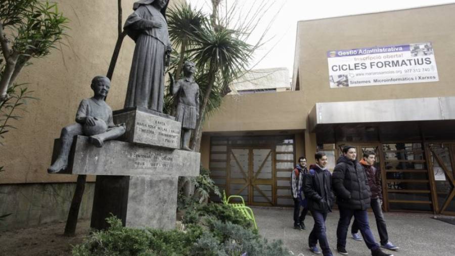 Entrada del Col·legi Maria Rosa Molas con su estatua dedicada a la religiosa reusense. Foto: DT