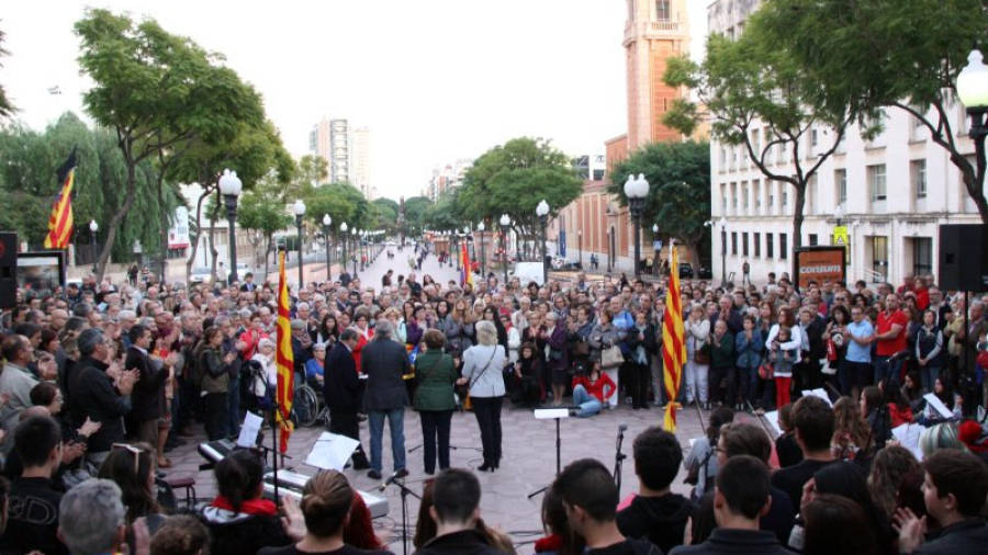 La Rambla Lluís Companys de Tarragona, plena de gent, en l'acte d'homenatge al president afusellat. Foto: ACN