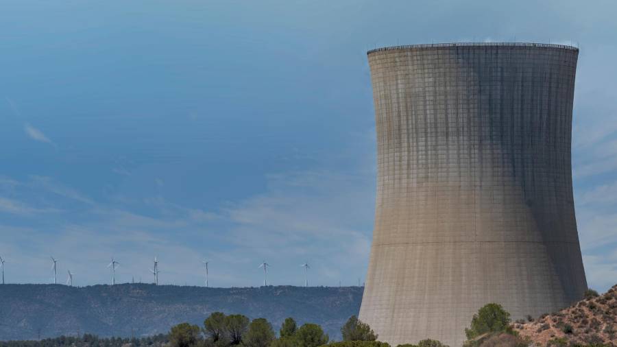 En primer plano, la central nuclear de Ascó. Al fondo, algunos molinos eólicos. foto: Joan Revillas