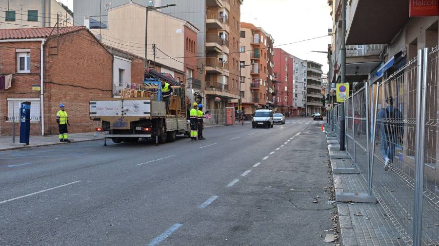 Los operarios empezaron ayer a colocar las vallas en las aceras de la Rambla, por la que todavía circulan coches. FOTO: ALFREDO GONZÁLEZ