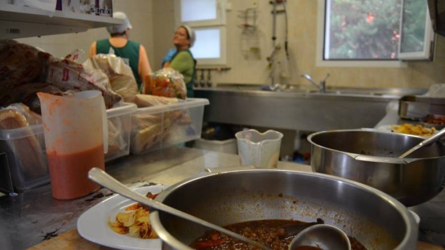 El menjador social La Taulada ofereix de dilluns a divendres dinars gràcies a un grup de voluntaris. Foto: M. Plana