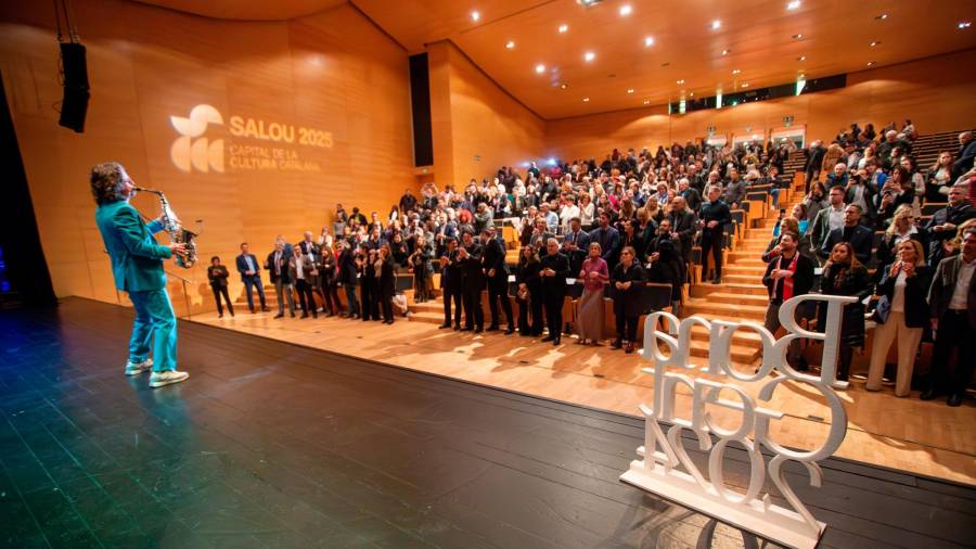 La gala reunió a más de 400 invitados en el Teatre Auditori de Salou. En la imagen la actuación dePep Poblet. Foto: Marc Bosch