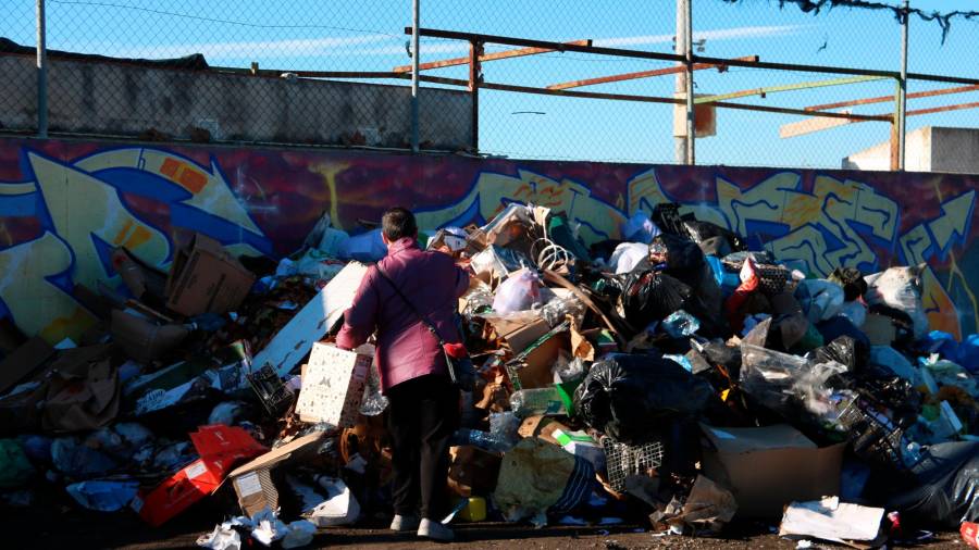 Una mujer tira la basura en el área de emergencia de L’Arboç durante la segunda alerta por emergencia sanitaria. Foto: ACN