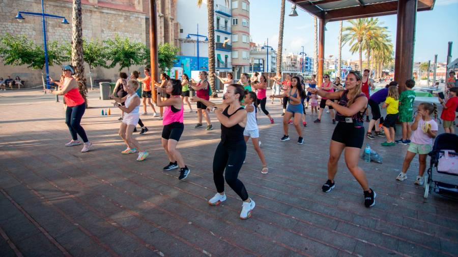 La clase de zumba se realizó bajo la pérgola del Serrallo. Foto: MARC BOSCH