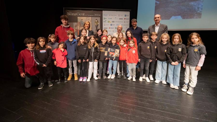 La alcaldesa de Valls (en el centro), Dolors Farré, y el director del Complex Industrial de Repsol en Tarragona, Javier Sancho (a la derecha) entregaron el diploma a la canalla castellera. Lo recogió el representante de la Coordinadora de Colles Castelleres, Antonio Sánchez (centro), y los más pequeños de diversas collas. Foto: Àngel Ullate