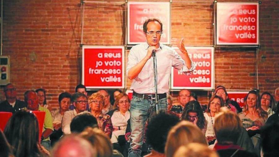 Francesc Vallès se mostró enérgico y emocionado durante el discurso final de campaña. Foto: Alba Mariné