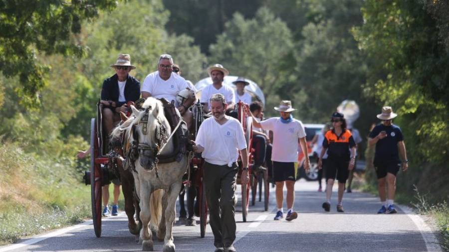 Una setantena de portants i vuit carros amb cavalls enfilen el camí de tornada cap a Tarragona, on esperen arribar a les set de la tarda i portar els 4.000 litres d´aigua. Foto: alba mariné