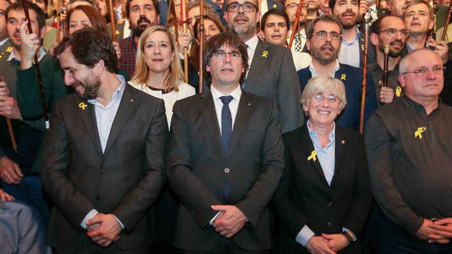 Carles Puigdemont i els quatre exconsellers amb els alcaldes catalans a Brusel·les. FOTO: EFE