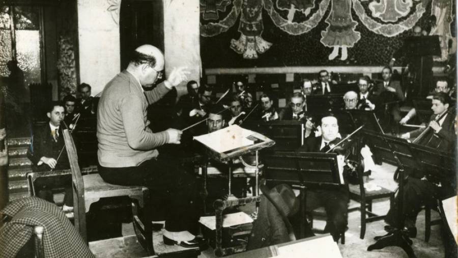 El vendrellense Pau Casals dirige un ensayo de la orquesta que llevaba su nombre en el Palau de la Música de BCN en 1934. Fotos: Fundació Pau Casals