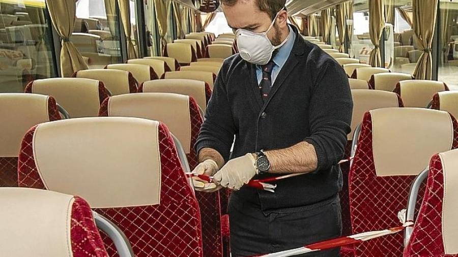 Medidas de restricci&oacute;n de aforo en un autocar de la empresa ebrense Hife. El conductor, con mascarilla y guantes. foto: Roan Revillas