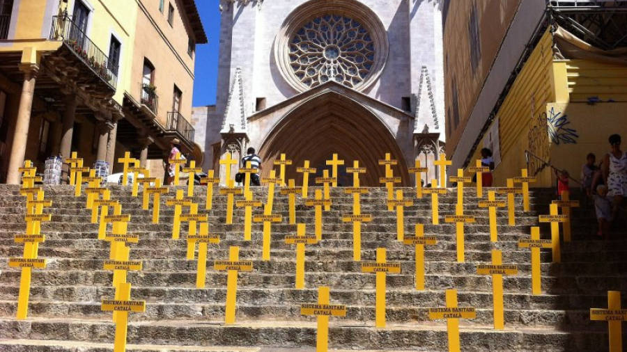 Escales de la Catedral de Tarragona cobertes de creus grogues. Foto: ACN