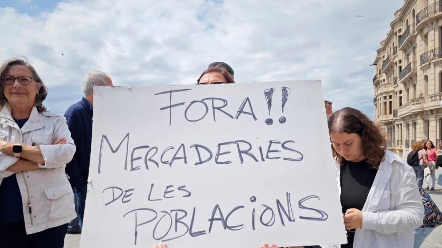 Muchos de los asistentes han portado pancartas reivindicativas. Foto: Núria Riu