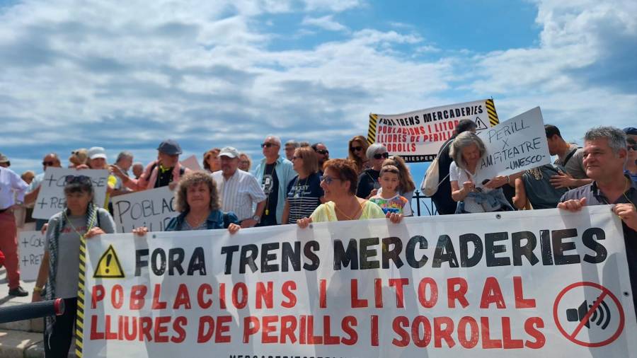 La marcha ha transcurrido bajo el lema “Fora trens de mercaderies de les nostres poblacions”. Foto: Norián Muñoz
