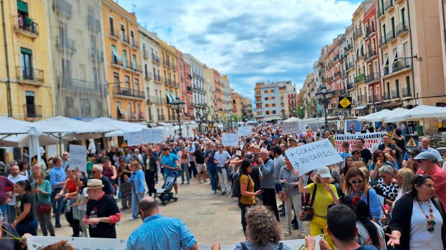 La marcha ha acabado frente al Ayuntamiento de Tarragona. Foto: Norián Muñoz