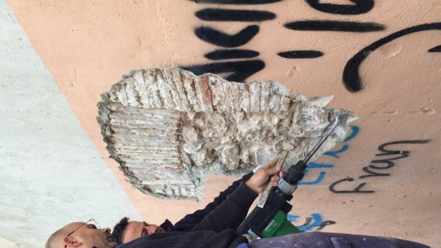 Al retirar el rebozado, según los planos encontrados, apareció un arco y lo que fue una puerta sellada con piedra de la ermita. Foto: DT