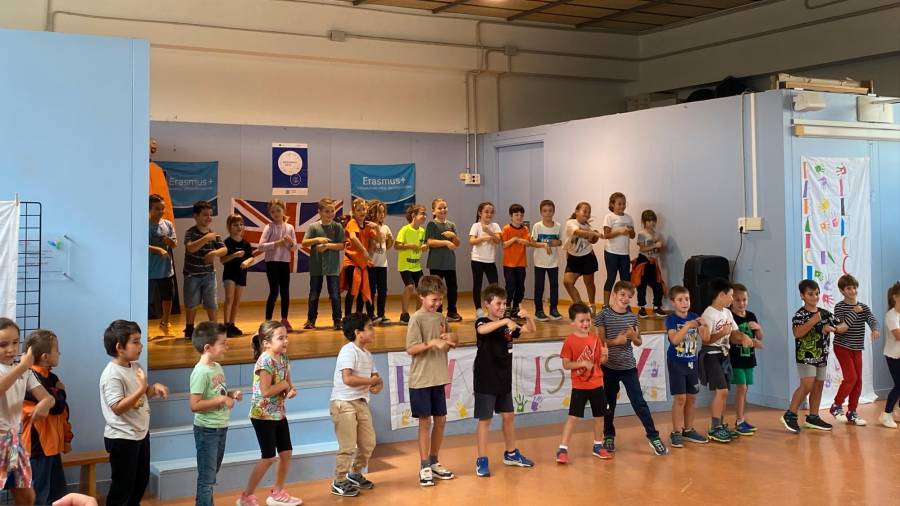 Un moment de la jornada de l’Erasmus Day celebrat a l’Escola Guillem Fortuny de Cambrils. Foto: Cedida