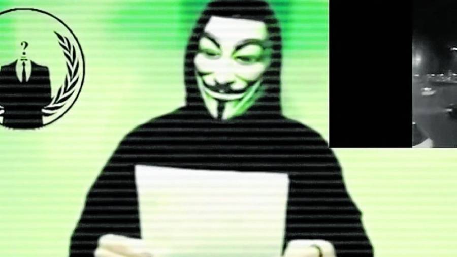 Un activista de Anonymous, con la máscara de Guy Fawkes, amenaza al Estado Islámico, en francés, horas después de los atentados de París.