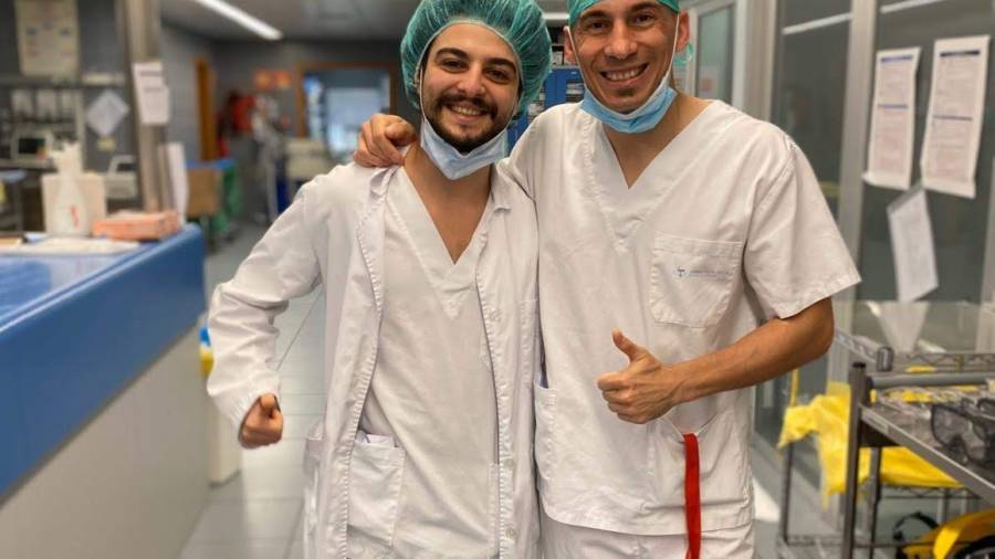 Idir Boulanouar, a la izquierda, estudiante de 4&ordm; de Enfermer&iacute;a, en el Hospital de Santa Tecla de Tarragona con un enfermero de la UCI.