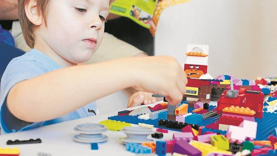 Imatge d&rsquo;un infant en un taller de creativitat de Lego, ahir a Montblanc. FOTO: Fabi&aacute;n Acidres