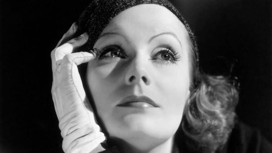 Greta Garbo se retiró a los 36 años definitivamente del cine y se instaló en su apartamento de Nueva York, hasta que murió en 1990 a los 84 años de edad.