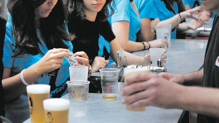 El alcohol es omnipresente durante las fiestas patronales. Foto: Pere Ferré