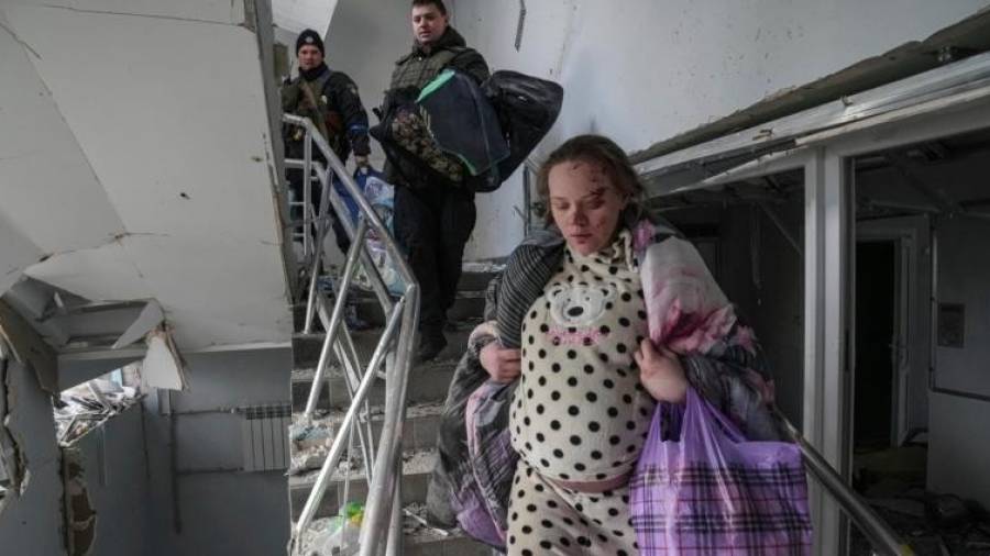 Imagen de Mariana Vishegirskaya abandonando el hospital de Mariupol tras el bombardeo. Foto: EFE