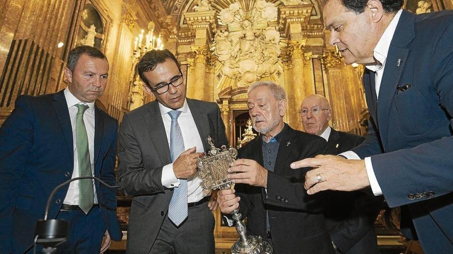 Imatge del dia en què es va signar el conveni entre l’Arxiconfraria i l’Obra Social ‘la Caixa’. FOTO: Joan Revillas