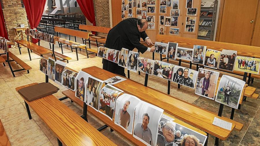 El cura ha impreso un centenar de fotografías que le han hecho llegar los feligreses y las ha colocado en los bancos y en un mural. FOTO: Joan Revillas