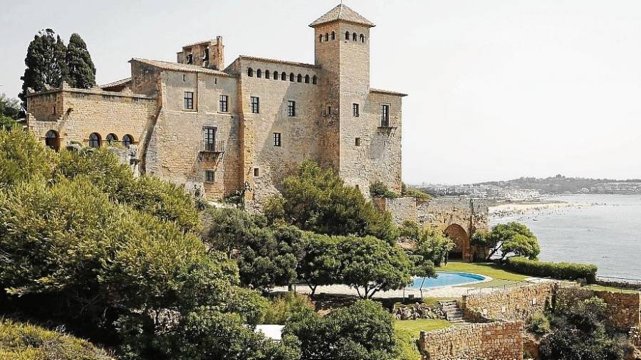 El castillo de Tamarit es una joya arquitectónica que emerge junto al mar. FOTO: Pere Ferré