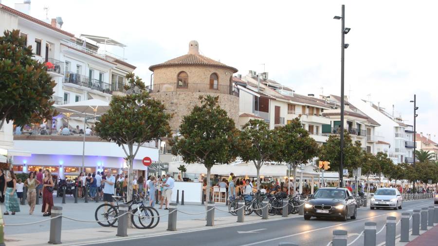 Los fines de semana del mes de agosto son los más fuertes a nivel comercial en Cambrils. FOTO: Alba Mariné