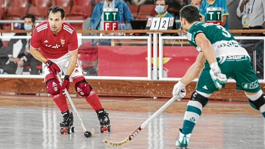 Aragonès conduce una bola durante un partido con el Benfica. FOTO: CEDIDA