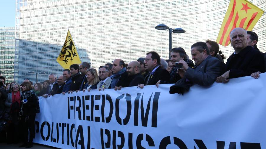 Els alcaldes desplaçats a Brussel·les llueixen una pancarta demanant l'alliberament dels presos polítics davant de la Comissió Europea. FOTO: EFE