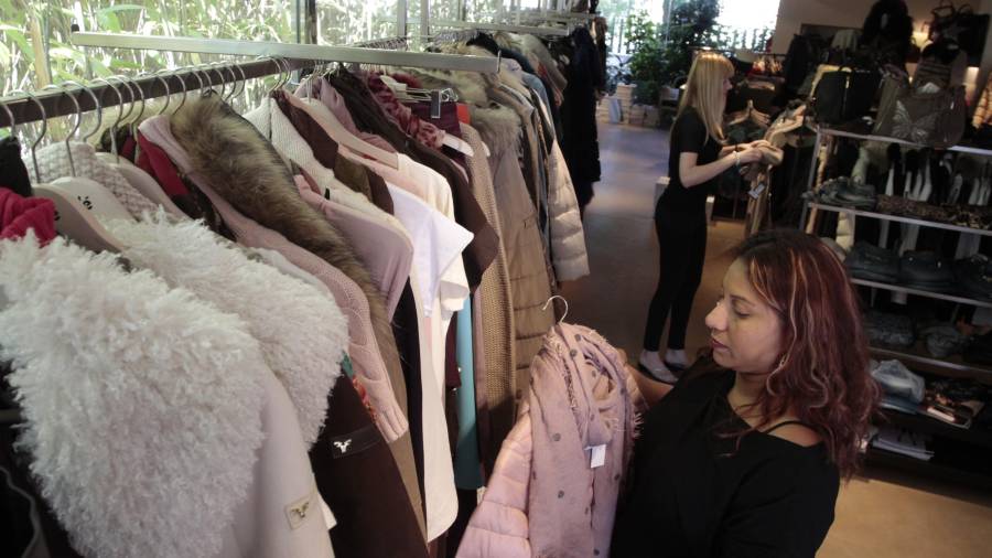 Uno de los establecimientos de ropa ubicado en pleno centro comercial de Salou. FOTO: PERE FERRÉ/DT