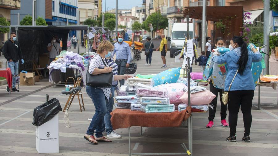 El mercat a l’aire lliure d’Amposta, ahir al matí, amb mesures de seguretat. FOTO: JOAN REVILLAS