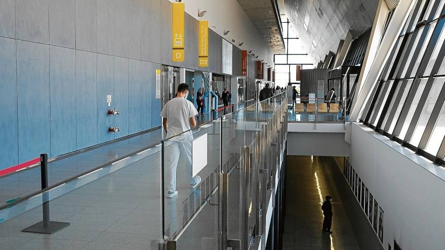 Una imagen del interior de las dependencias del Hospital Universitari Sant Joan de Reus, en la planta que da acceso a la calle. FOTO: FABIÁN ACIDRES