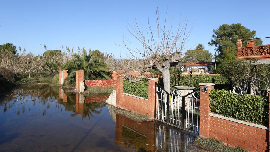 Las calles de la urbanización conocida como Lago Romano en La Pineda siguen anegadas tras las lluvias de este pasado octubre y noviembre. FOTO: Alba Mariné