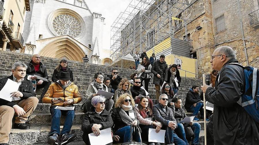 Gerardo Boto, de pie y con la cana en su mano izquierda, este domingo en la Plaça de les Cols. FOTO: A. González