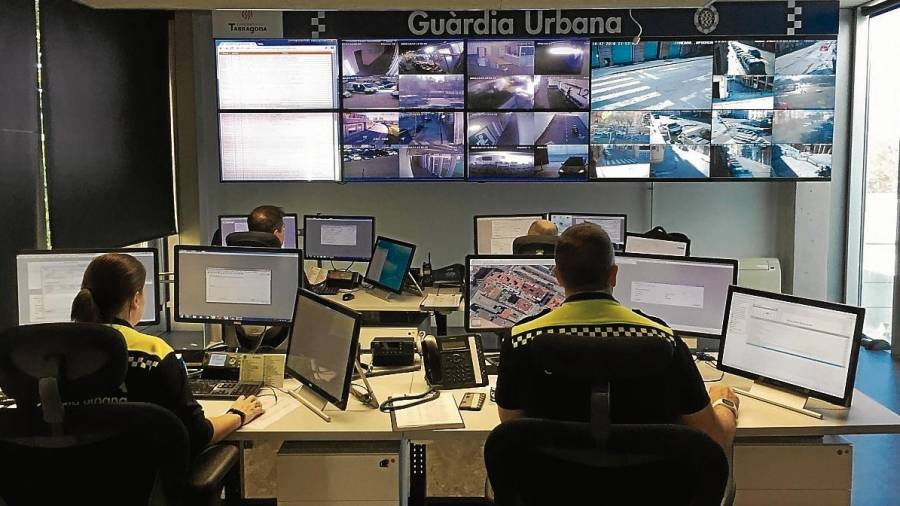 Imagen reciente de la sala de control de las cámaras de videovigilancia que hay en las dependencias de la Guàrdia Urbana. FOTO: Octavi Saumell