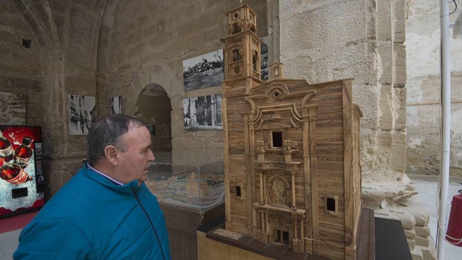 Una maqueta de fusta d’olivera de l’església del Poble Vell, col·locada a l’interior del temple. FOTO: J. Revillas