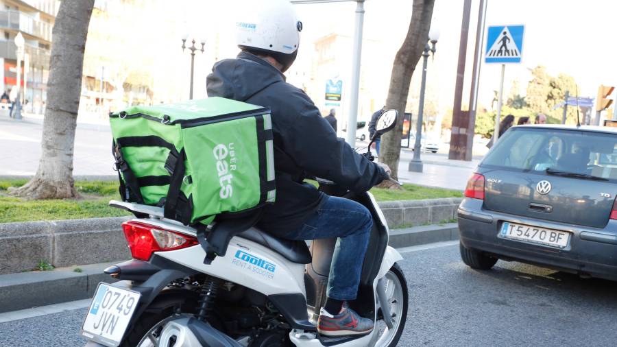 Las empresas que emplean a repartidores, como Glovo o Deliveroo, entre otras, estarán bajo la lupa del Ejecutivo. FOTO: PERE FERRÉ/DT