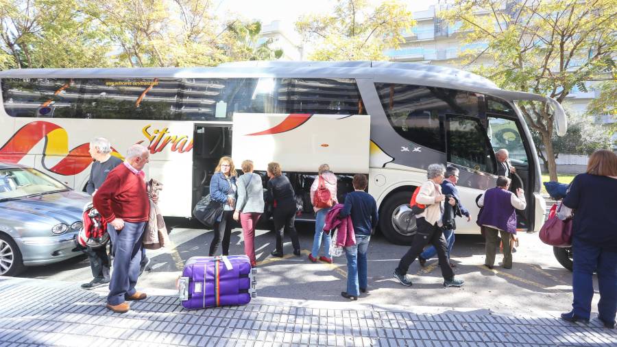 Un grupo del Imserso llegando a Salou este pasado mes de febrero. FOTO: Alba Mariné