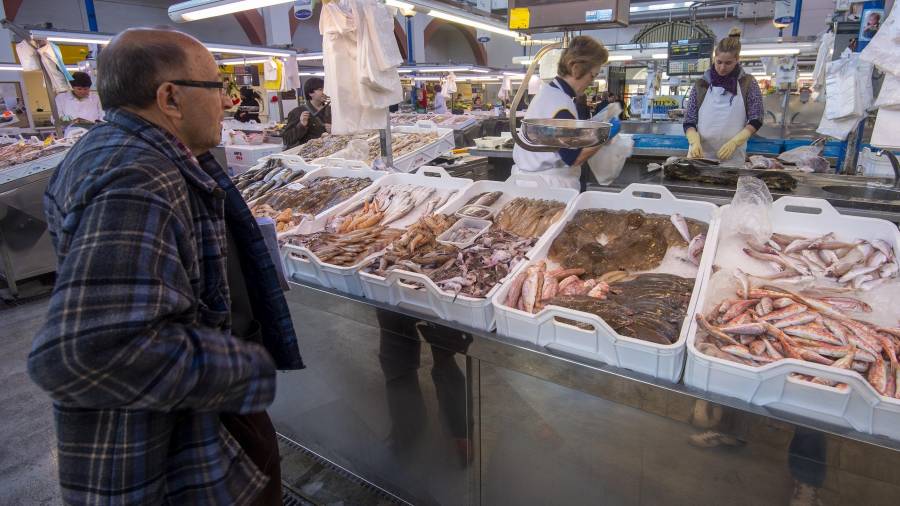 El 21,8% del presupuesto familiar se destina a alimentación. En la foto, el mercado de Amposta.FOTO: JOAN REVILLAS